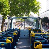 ロンドンの観光オープントップバスの２階席からの景色