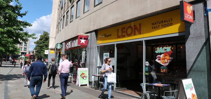 ロンドンの通りに並ぶ人気カフェ店舗