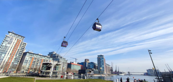 テムズ川を背景に空中を進む2台のケーブルカー