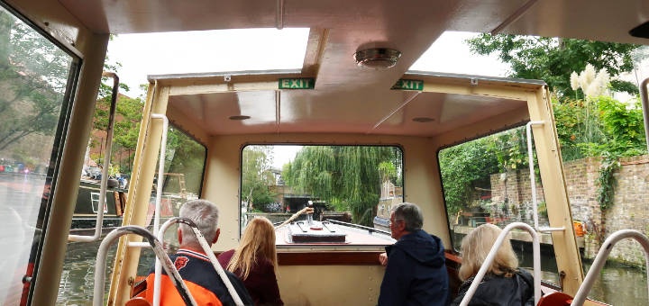 ロンドンのリージェンツ運河を行く水上ボート