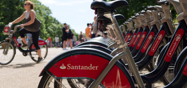 ロンドンのガーデンに並ぶレンタサイクル