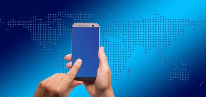 世界地図とスマートフォン