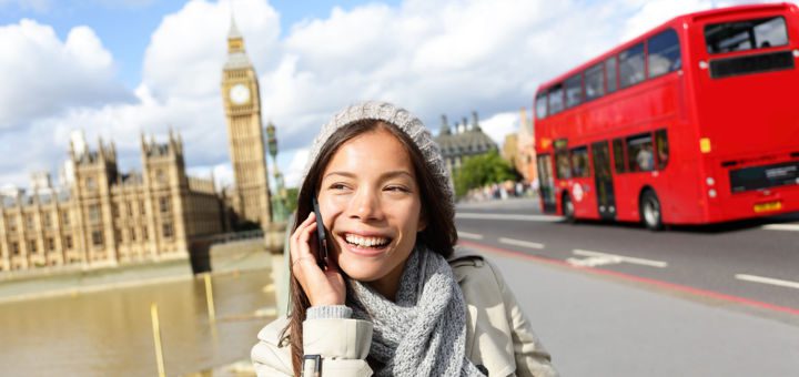 ビッグベンの近くで電話をする女性