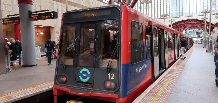 駅に到着したDLR