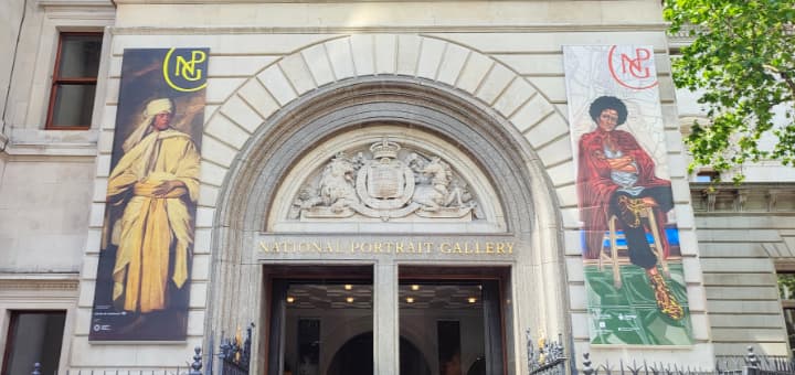 ロンドンのナショナル・ポートレート・ギャラリーのサイドエントランス
