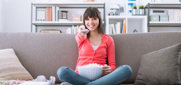 ソファの上で映画を観ようとしている女性