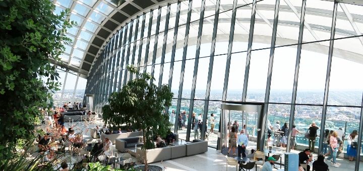 ロンドン市内の景色が一望できるスカイガーデンの様子