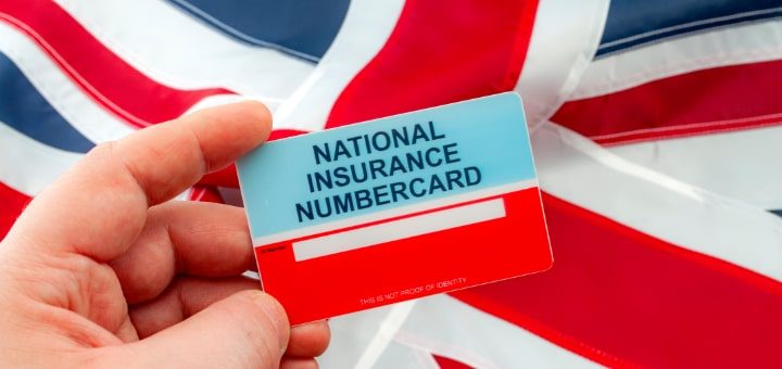 イギリスのナショナルインシュランスカードとユニオンジャック旗