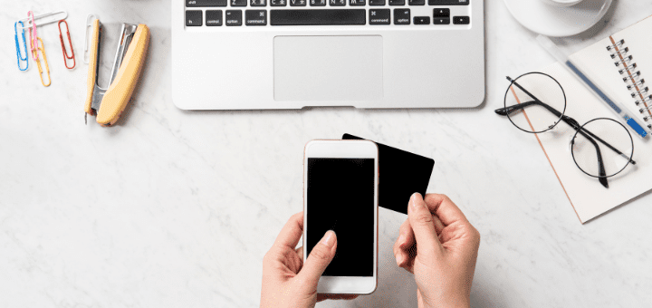 スマホと銀行のカードを持つ人