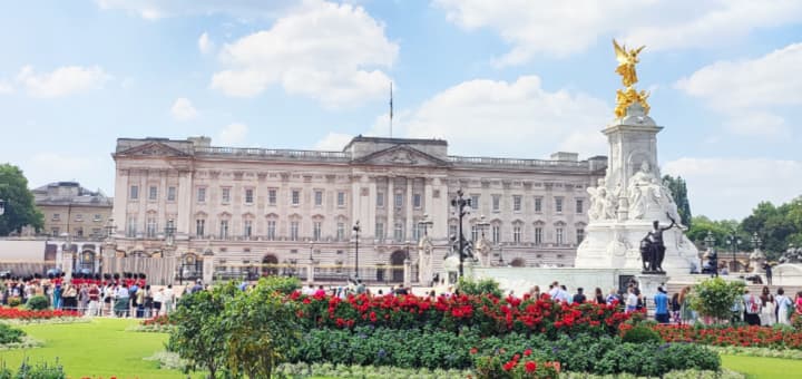 夏のバッキンガム宮殿とヴィクトリア記念碑